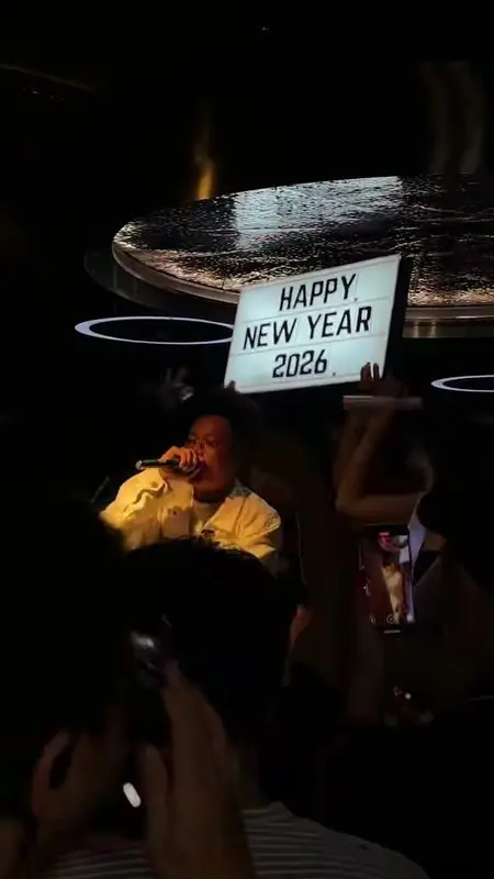 MC giơ tấm biển Happy New Year 2026 trong tiệc chào năm mới tại LOCO Complex